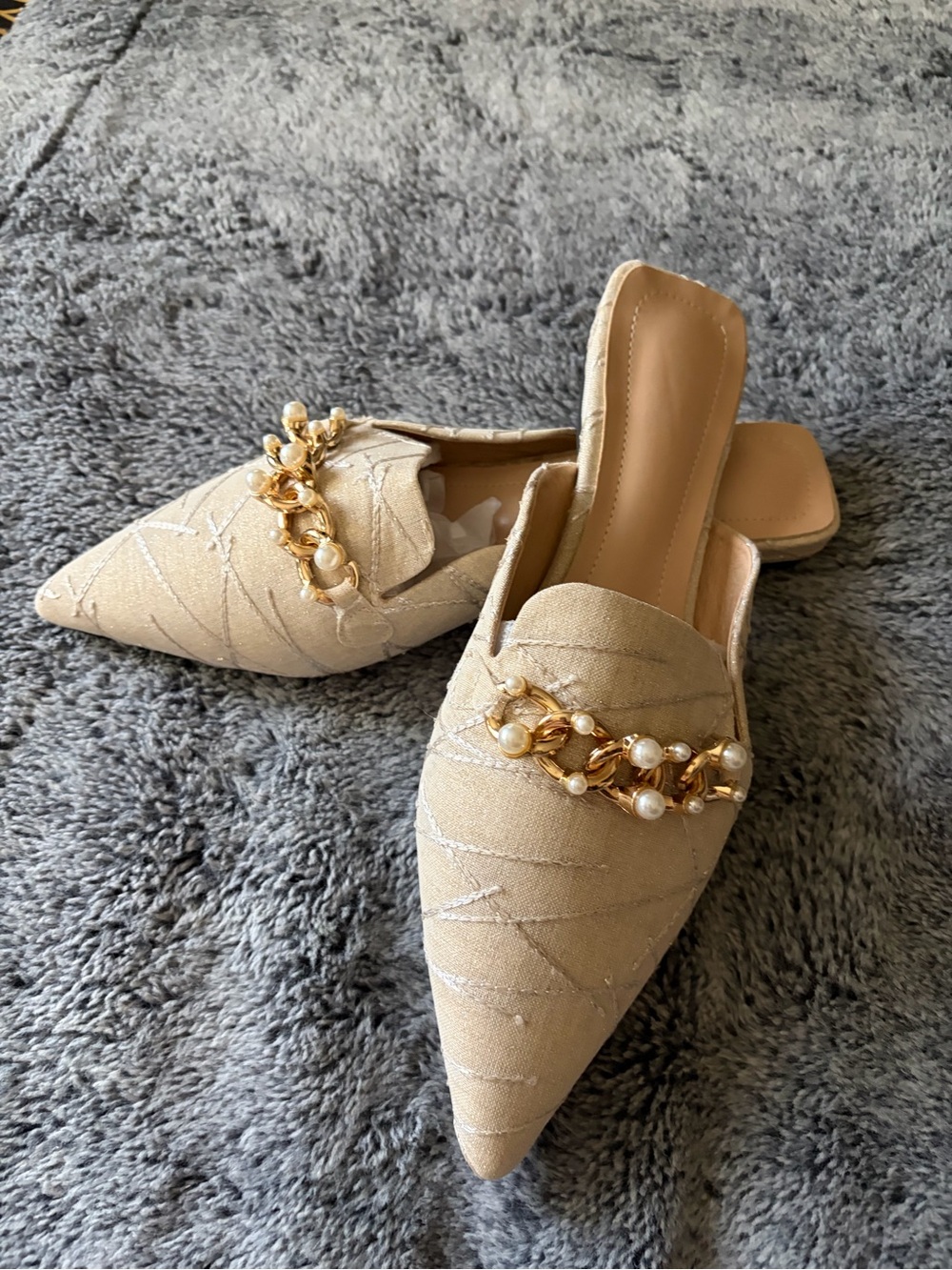 SHEIN Beige Pointed Pearl Chain Mules